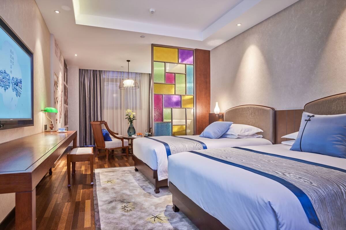 Habitación Deluxe con 2 camas individuales | Minibar con artículos gratuitos, caja fuerte, escritorio