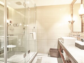 Habitación familiar | Baño | Ducha, artículos de higiene personal gratuitos y secador de pelo