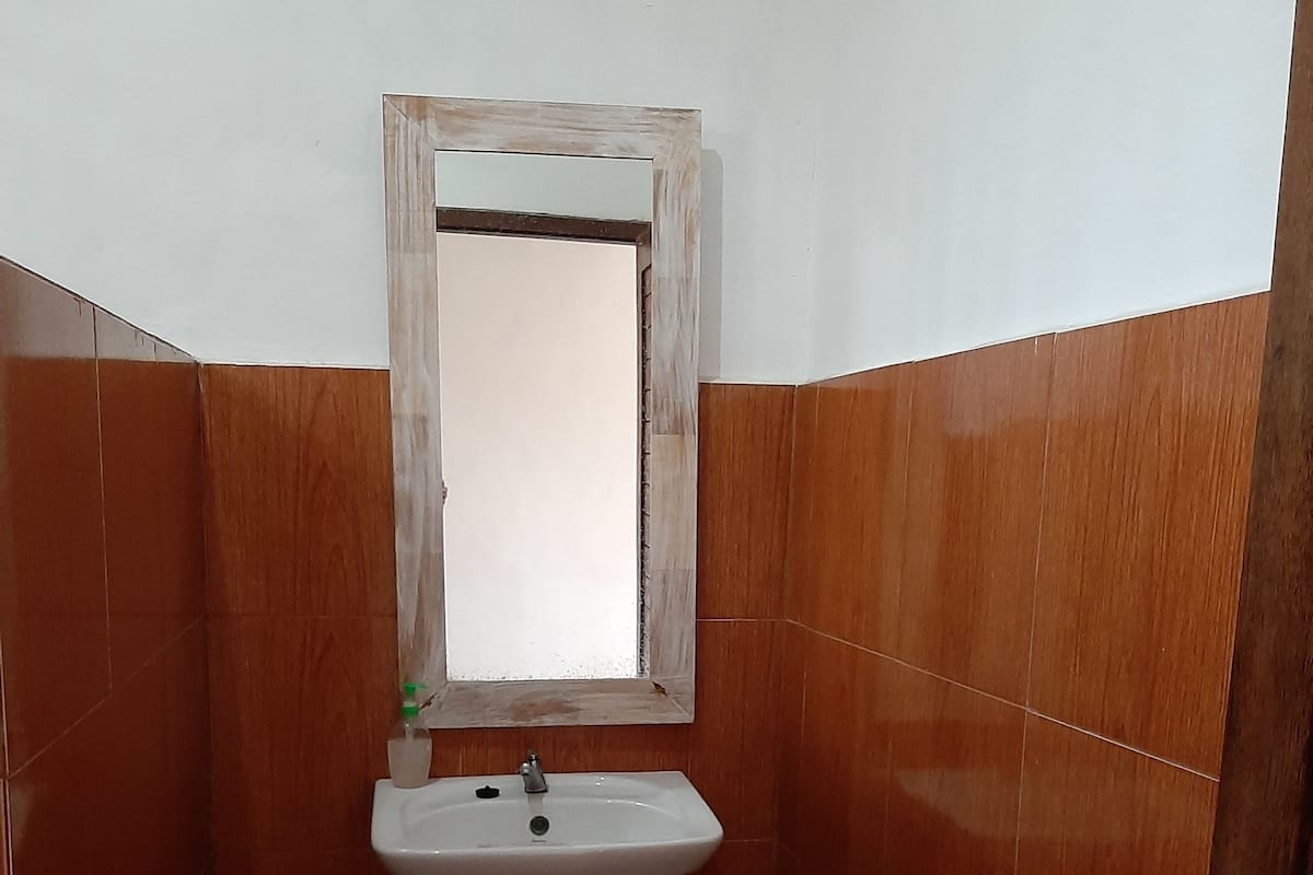 Bathroom sink