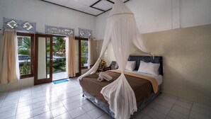 A bedroom with a four-poster bed, a view of the outdoors, and a tiled floor. - Kusuma Abiakta (Lembongan Island)