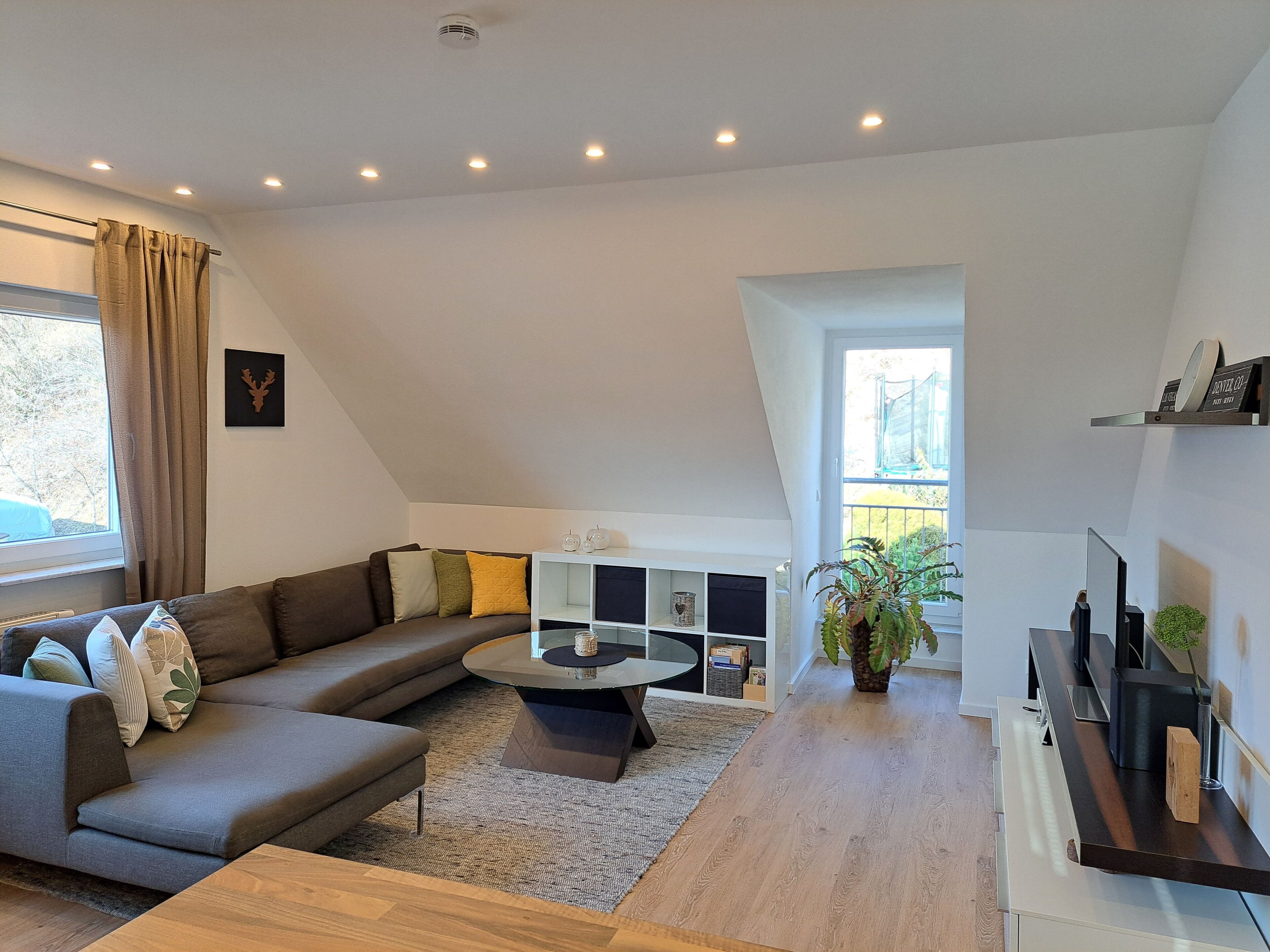 Fernseher, DVD-Player, Bücher, Stereoanlage