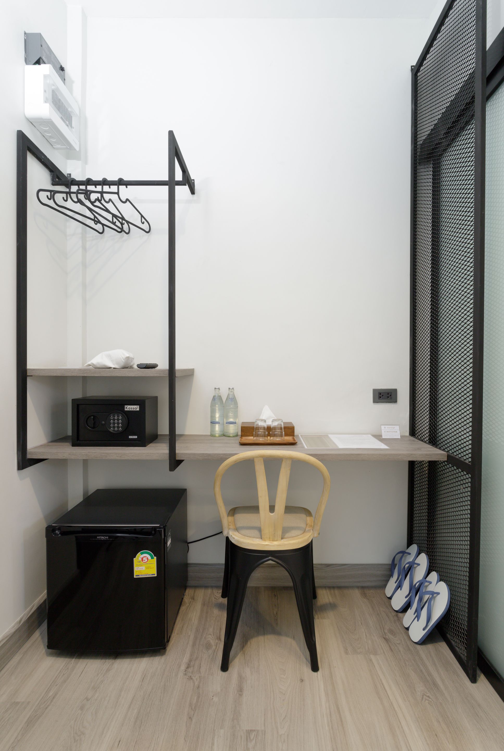 deluxe king room | 1 bedroom, in-room safe, desk, laptop workspace