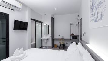 Superior King Room with Balcony | Una cassaforte in camera, una scrivania, postazione laptop