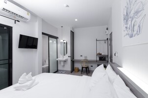 Superior King Room with Balcony | Värdeförvaringsskåp på rummet, skrivbord och arbetsyta för laptop