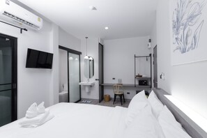 Superior King Room with Balcony | 1 makuuhuone, tallelokero huoneessa, työpöytä