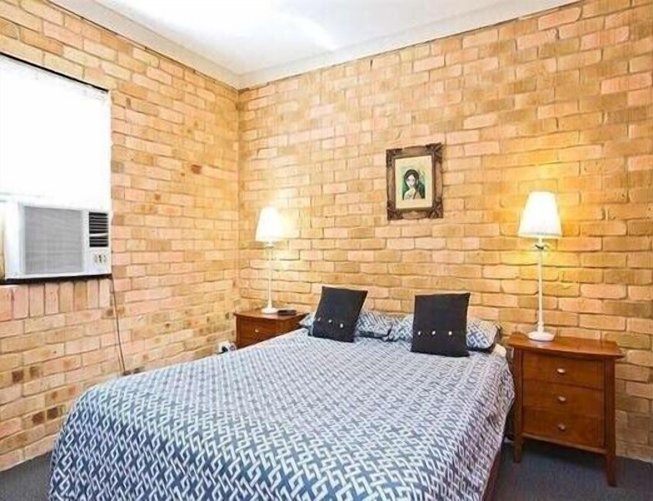 Escritorio, tabla de planchar con plancha, wifi gratis y ropa de cama