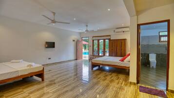 Deluxe Apartment | Bathroom | Shower, hydromassage showerhead, towels, soap