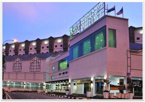 A hotel with a modern design, featuring a prominent sign for Highland Resorts & Residence.