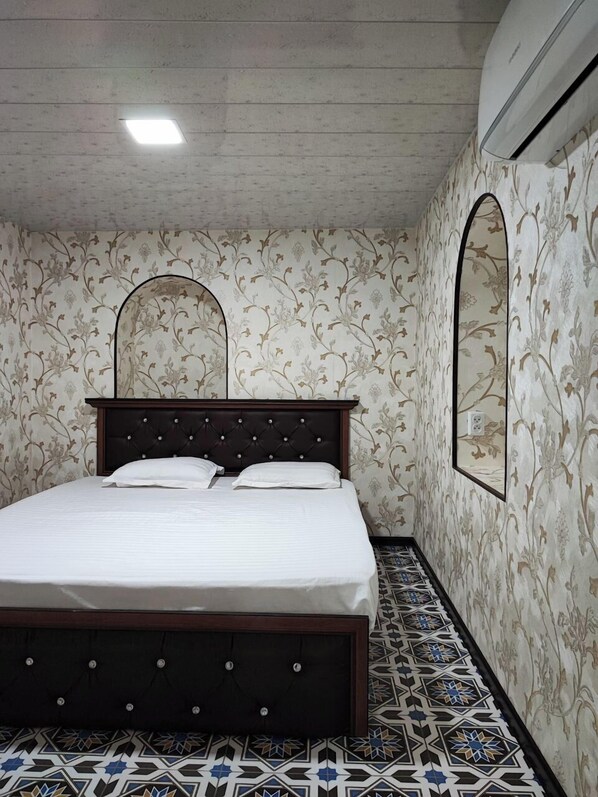 Deluxe Double or Twin Room (2 beds) | Hypo-allergenic bedding, soundproofing, iron/ironing board, free WiFi - Graf - Hostel (Bukhara)