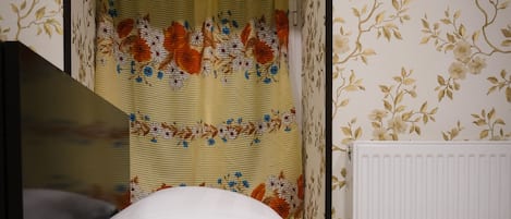 Asrama Umum Ekonomi (3 beds) | Seprai antialergi, kedap suara, setrika/meja setrika, dan Wi-Fi gratis