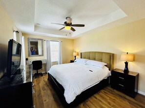 3 habitaciones, escritorio y tabla de planchar con plancha 