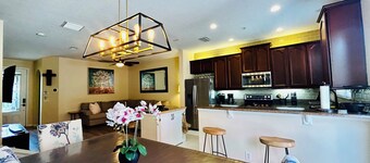 Toute nouvelle maison de ville universelle à proximité de toutes les attractions 