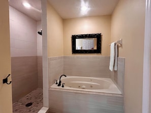 Ensemble douche/baignoire, baignoire à jets, sèche-cheveux, bidet