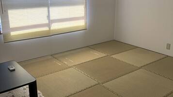 House | 4 bedrooms, laptop workspace, iron/ironing board, free WiFi