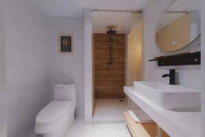 Shower, rainfall showerhead, free toiletries, hair dryer