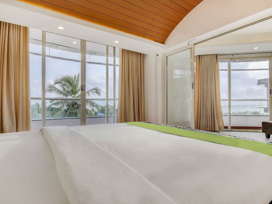 Premium Room | Iron/ironing board, rollaway beds, free WiFi, bed sheets