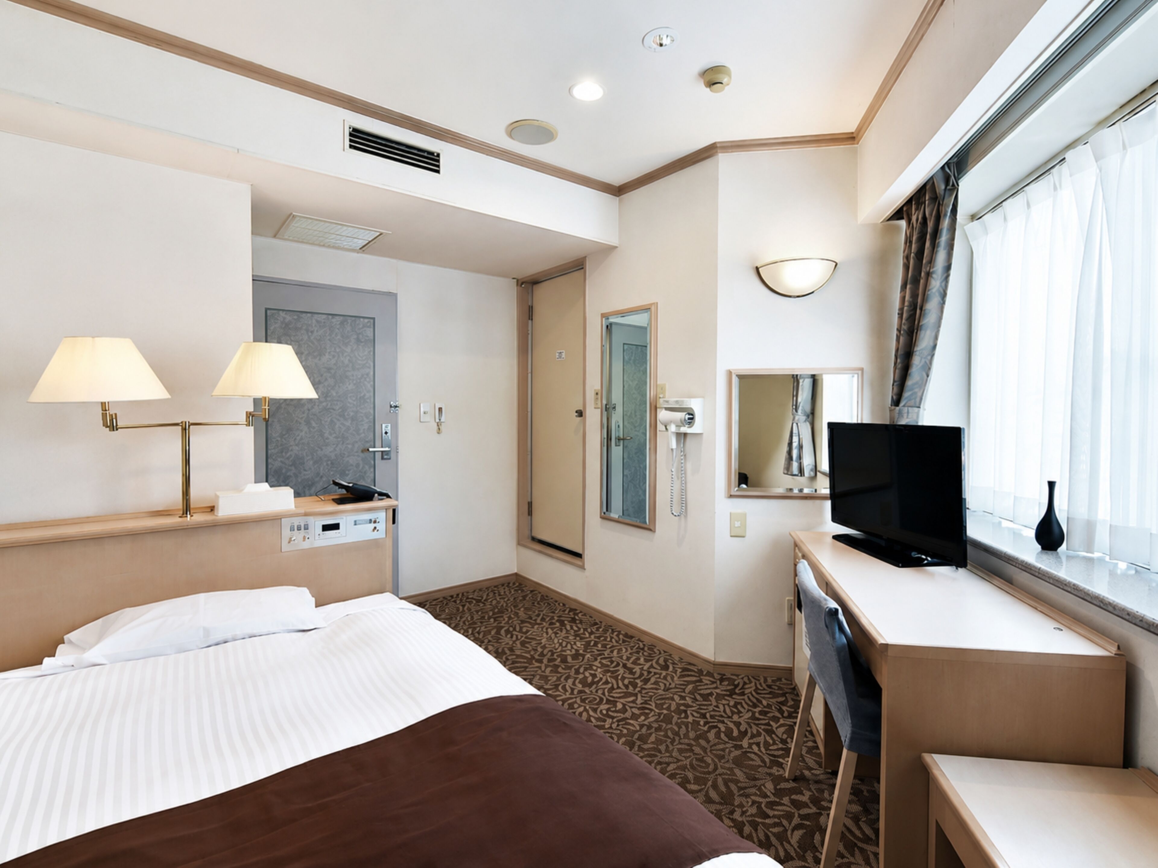 Desk, soundproofing, free WiFi, bed sheets