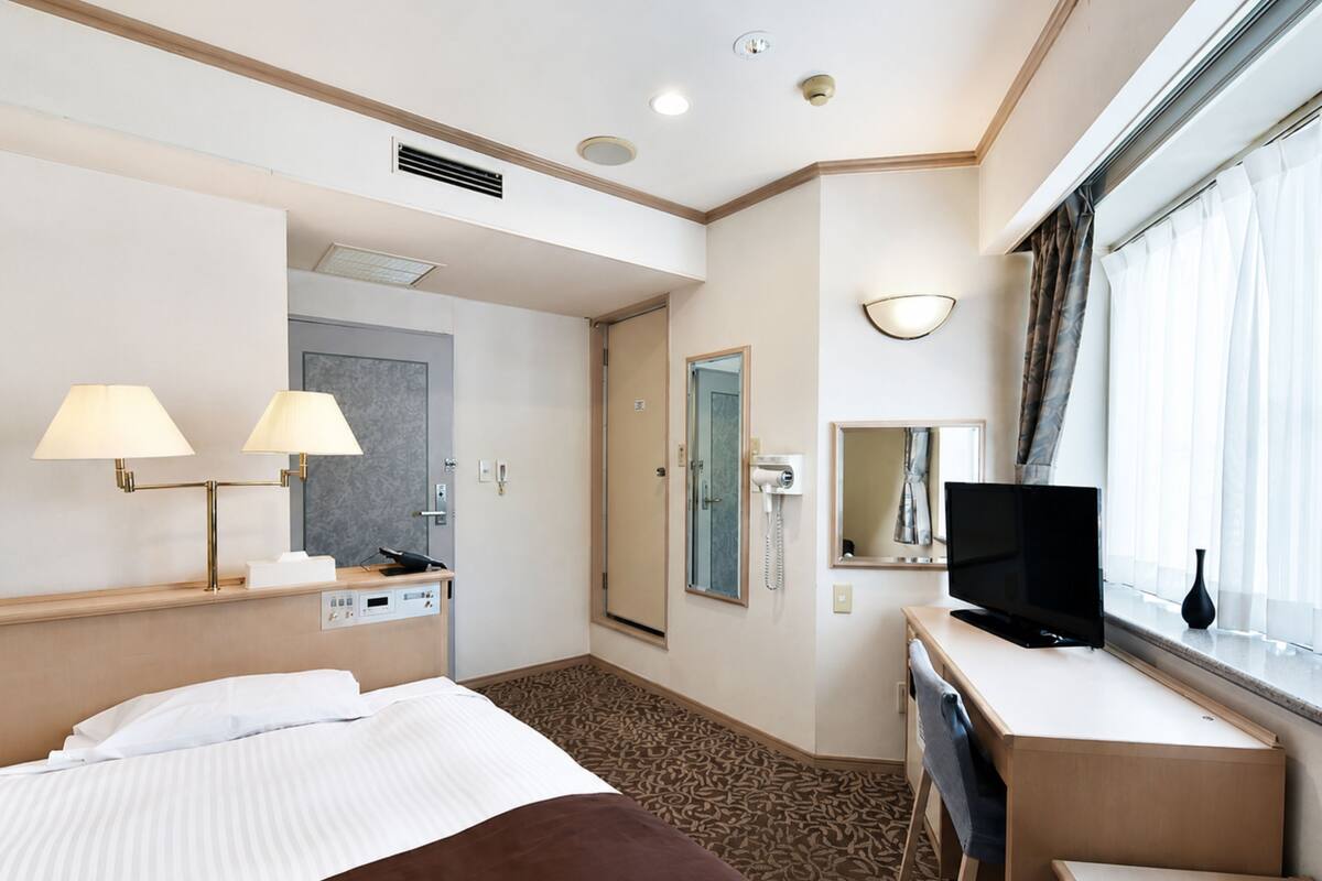Desk, soundproofing, WiFi (free), bed sheets