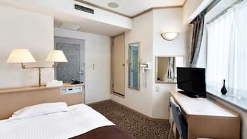 Desk, soundproofing, free WiFi, bed sheets