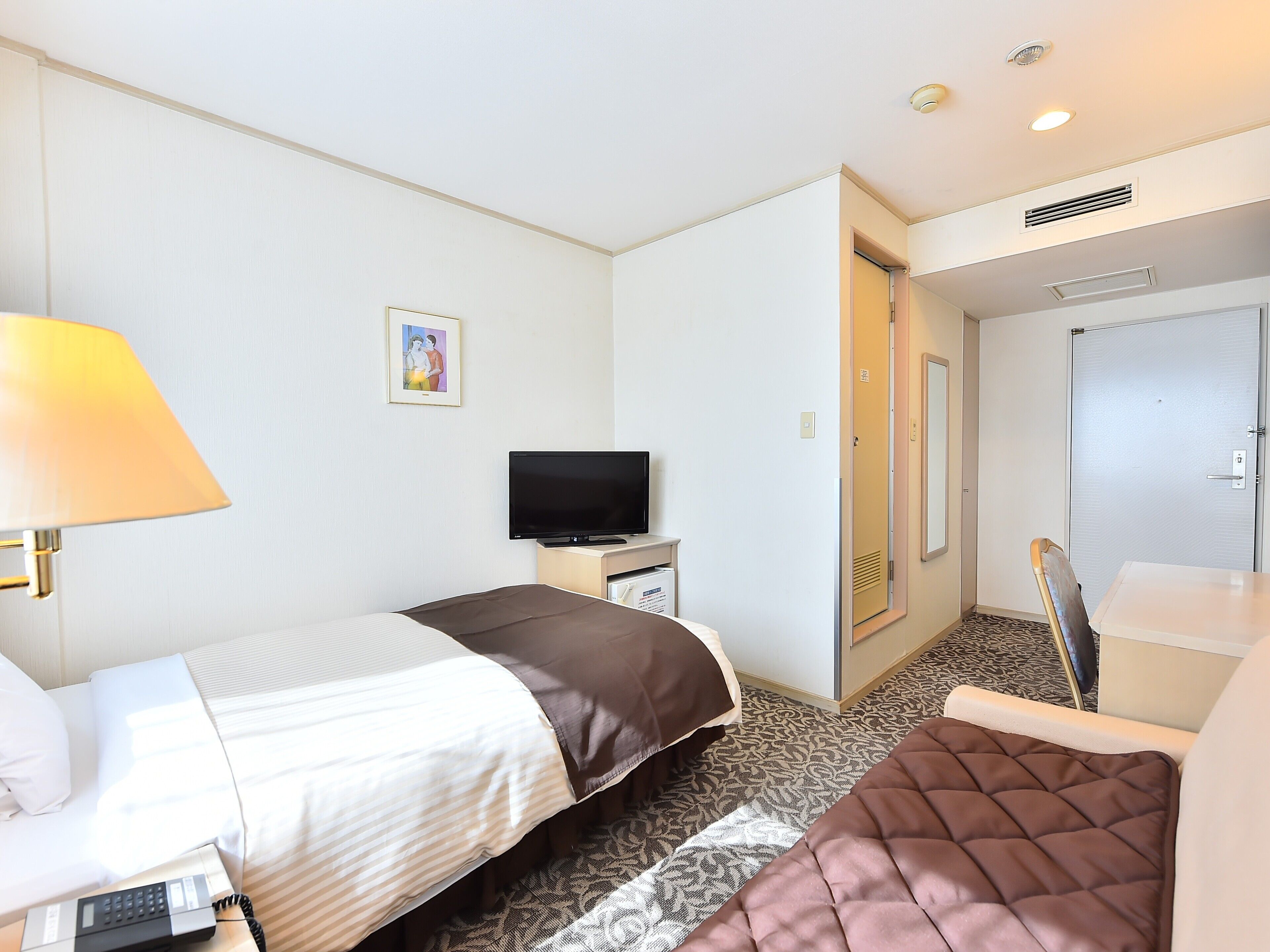 Desk, soundproofing, free WiFi, bed sheets