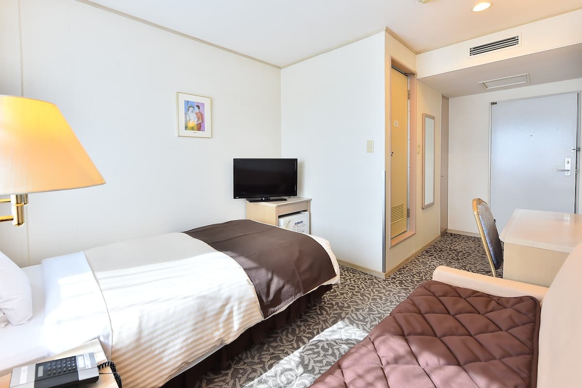 Desk, soundproofing, free WiFi, bed sheets