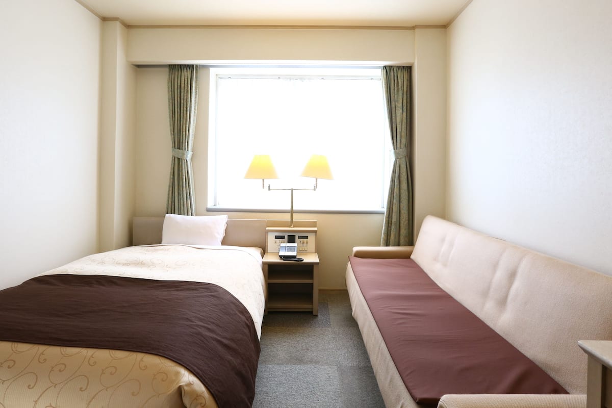 Desk, soundproofing, free WiFi, bed sheets
