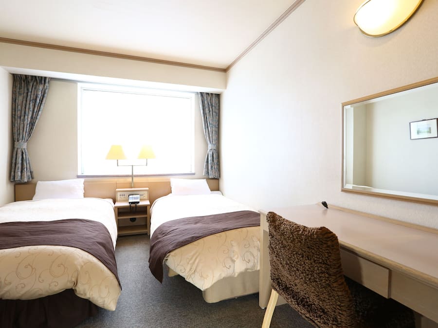 Desk, soundproofing, free WiFi, bed sheets