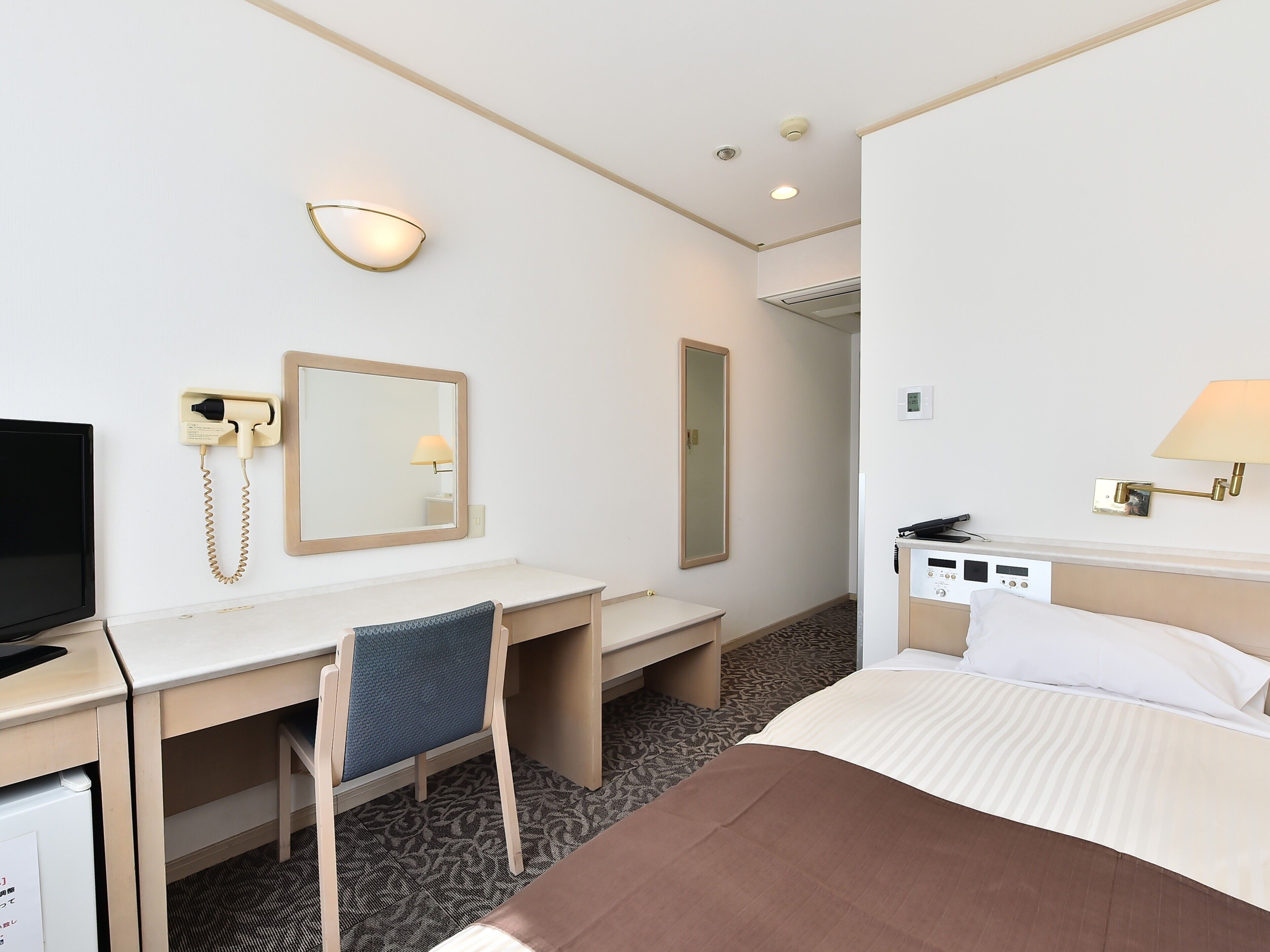 Desk, soundproofing, free WiFi, bed sheets
