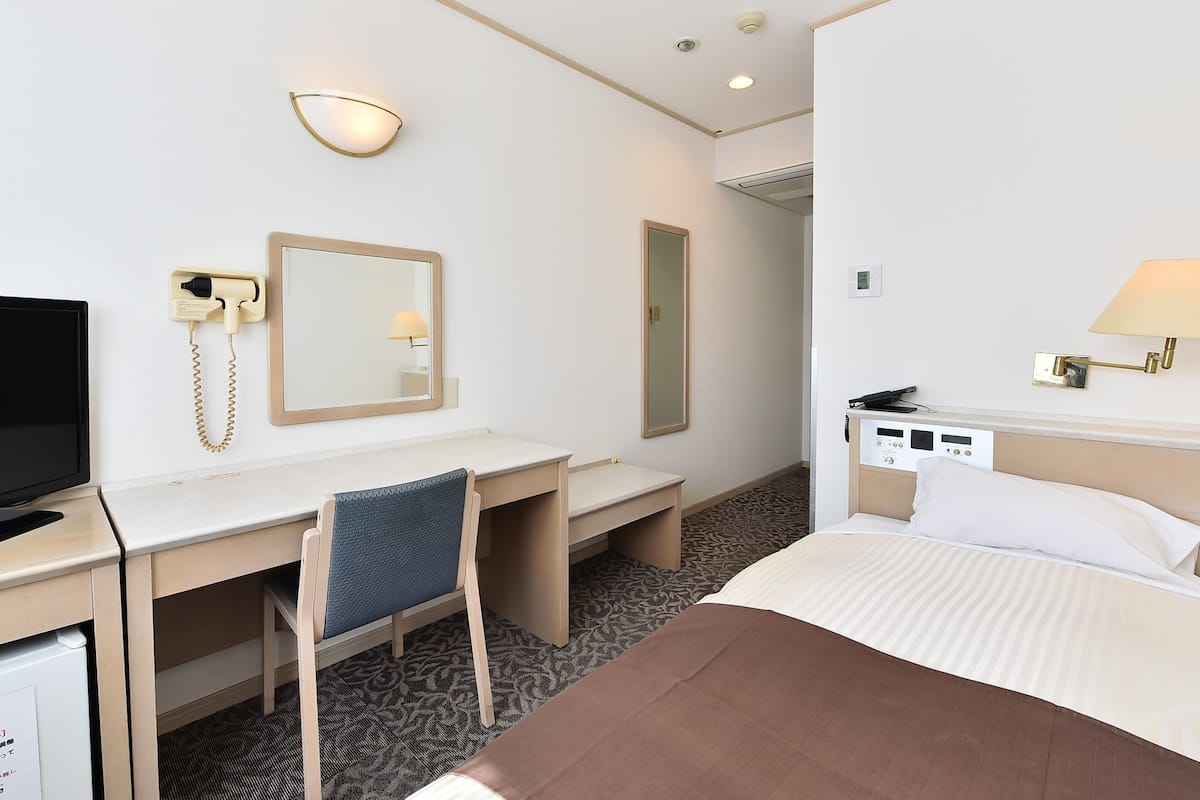 Desk, soundproofing, free WiFi, bed sheets