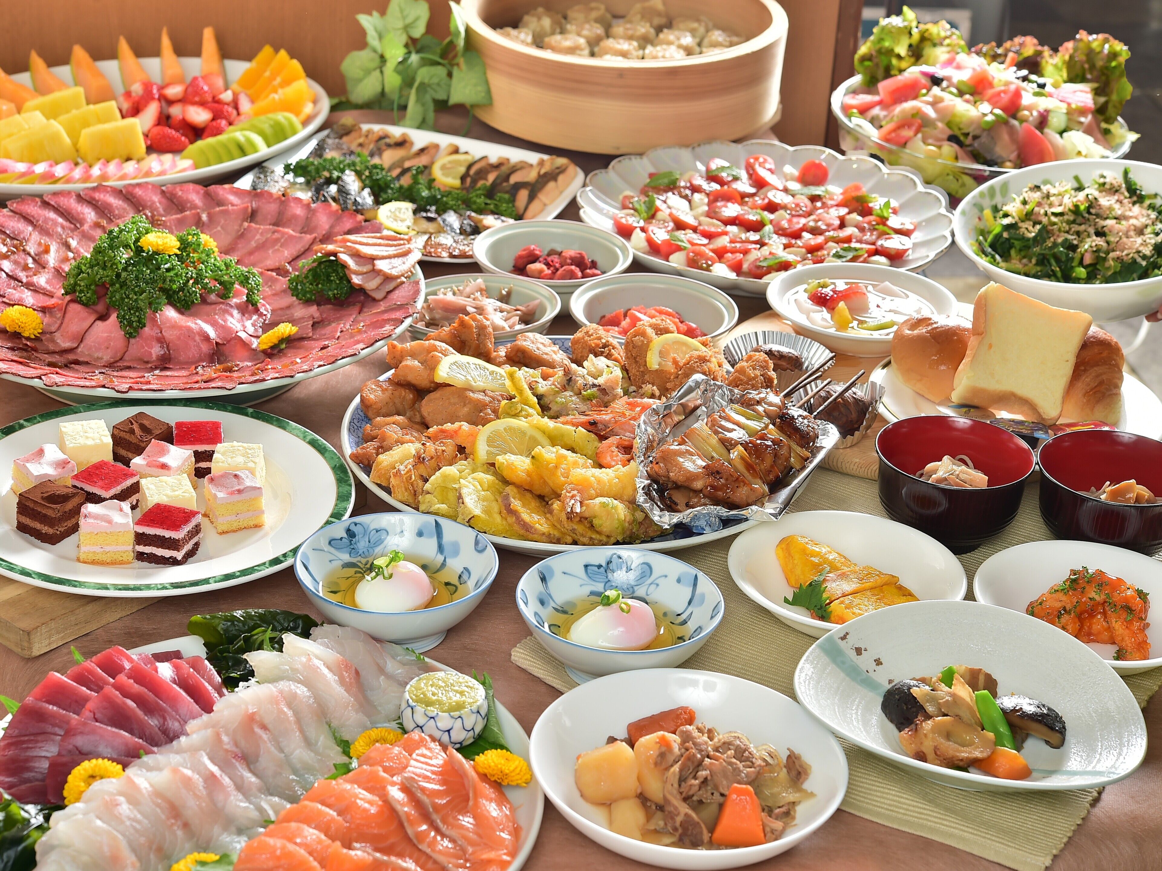 Une variété de plats est présentée sur une table.