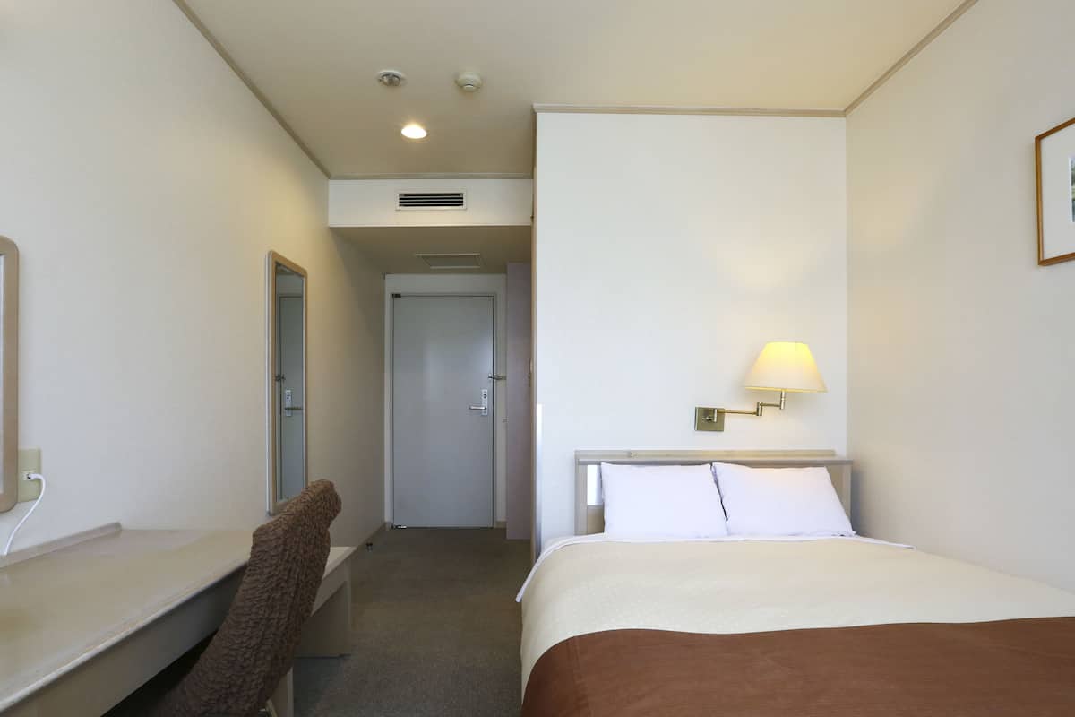 Desk, soundproofing, free WiFi, bed sheets