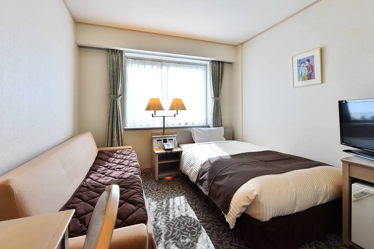 Desk, soundproofing, WiFi (free), bed sheets