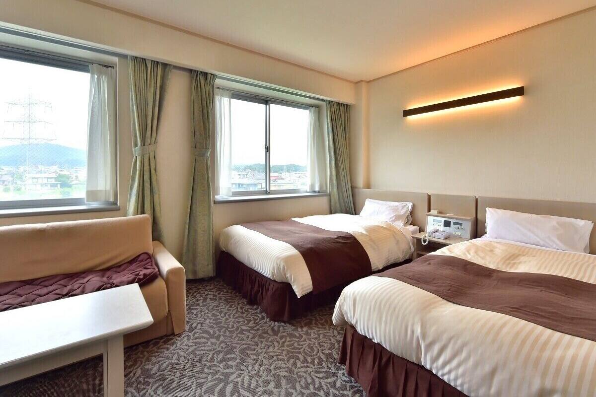 Deluxe Twin Room with Mountain View, Non Smoking | Desk, soundproofing, WiFi (free), bed sheets
