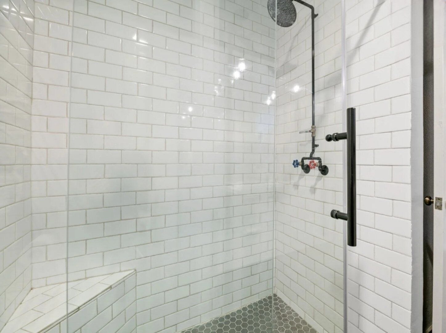Combined shower/tub, hair dryer, towels