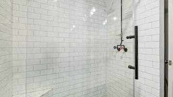 Combined shower/tub, hair dryer, towels
