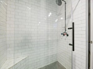 Ensemble douche/baignoire, sèche-cheveux, serviettes fournies