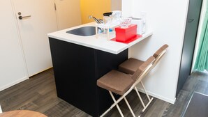Twin Room | Private kitchenette | Fridge, microwave, stovetop, electric kettle - Syforme Keikyukamata 105 (Tokyo)