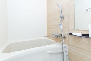 Bañera y ducha independientes, artículos de tocador gratuitos