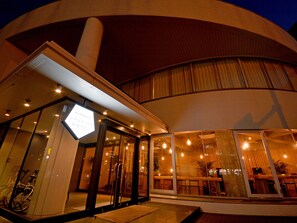 Mặt tiền nơi lưu trú - ban đêm