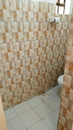 Cottage | Kamar mandi | Shower, pancuran hujan, perlengkapan mandi gratis, dan sandal