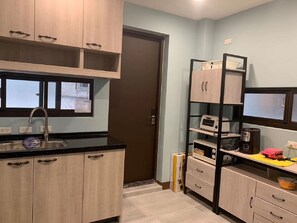 Kühlschrank, Mikrowelle, Wasserkocher