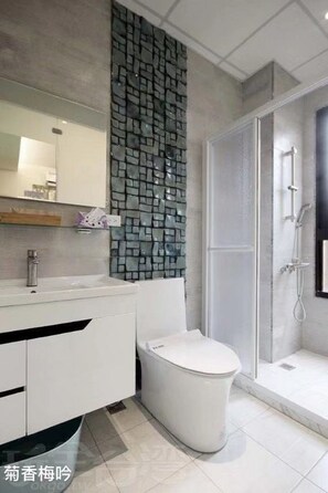 Design-Doppelzimmer | Badezimmer | Designer-Toilettenartikel, Haartrockner, Bademäntel, Hausschuhe