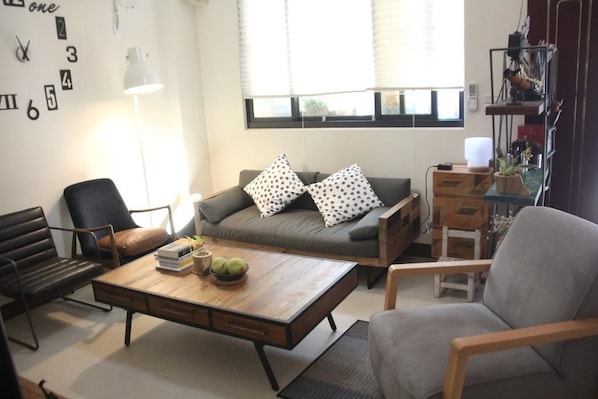 Lobby sitting area - Blue Chair Homestay (Jincheng)