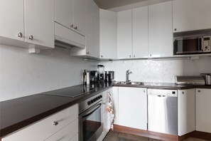 Apartment | Private kitchen | Fridge, microwave, oven, stovetop - WeHost Messeniuksenkatu 10 (Helsinki)