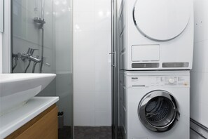 Apartment | Bathroom | Shower, towels