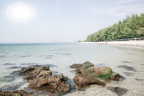 Beach nearby, sun-loungers, beach towels - Lily Provenance, The Sea Close By (Banchang)