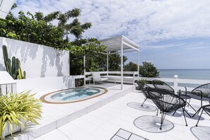 Outdoor pool - Lily Provenance, The Sea Close By (Banchang)