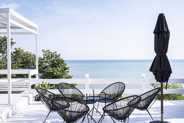 Outdoor dining - Lily Provenance, The Sea Close By (Banchang)