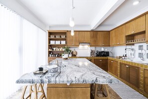 Fridge, microwave, oven, stovetop - Lily Provenance, The Sea Close By (Banchang)