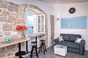 Deluxe Studio, Sea View (Levanda) | Living area | Flat-screen TV - Villa Riva (Jelsa)